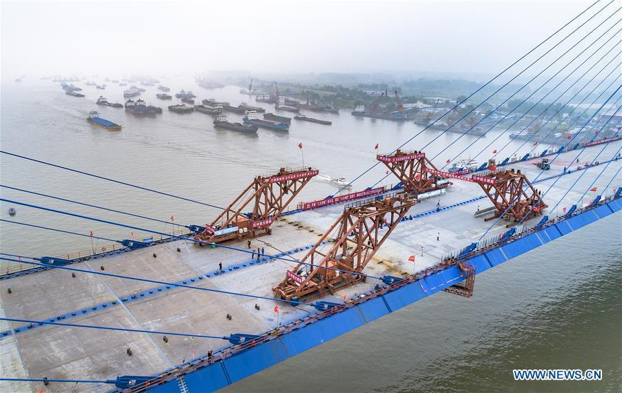 Maior ponte sobre rio Yangtze entra na reta final de construção