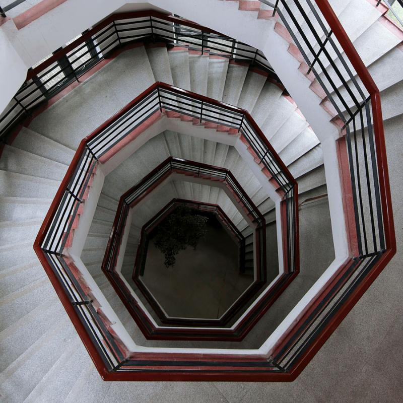 Decorador de interiores chinês captura fotos da beleza de escadas em espiral