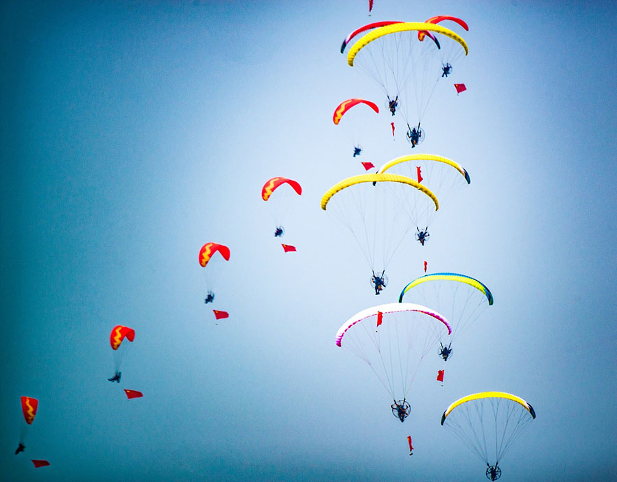 Pilotos realizam acrobacias na exposição em Wuhan