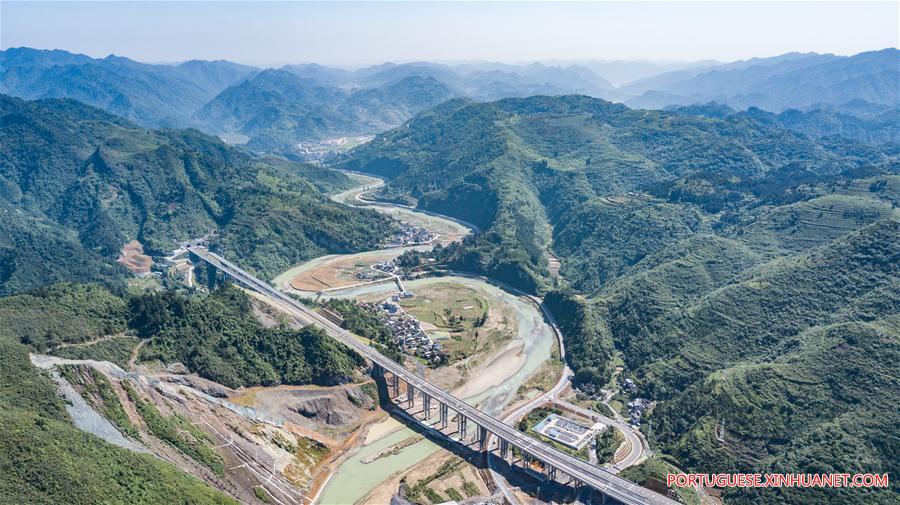 Concluída seção de Guizhou da rodovia Tongren-Huaihua, no sudoeste da China