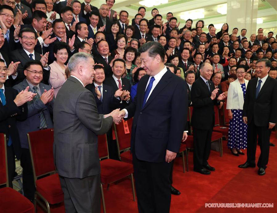Xi se reúne com representantes de chineses no exterior