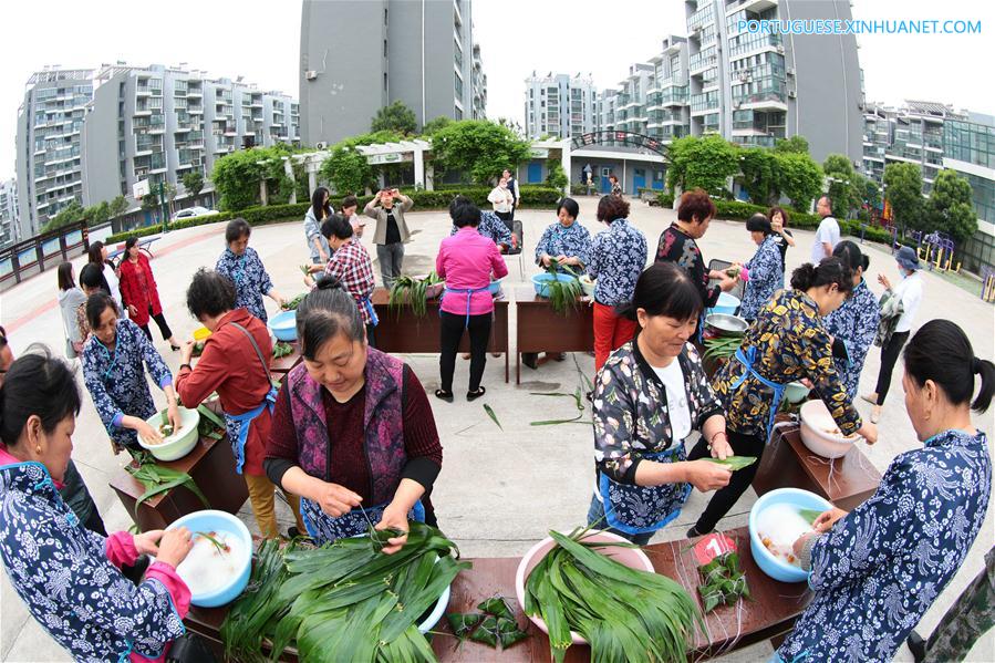 Pessoas preparam Zongzi com a chegada do próximo Festival do Barco-Dragão