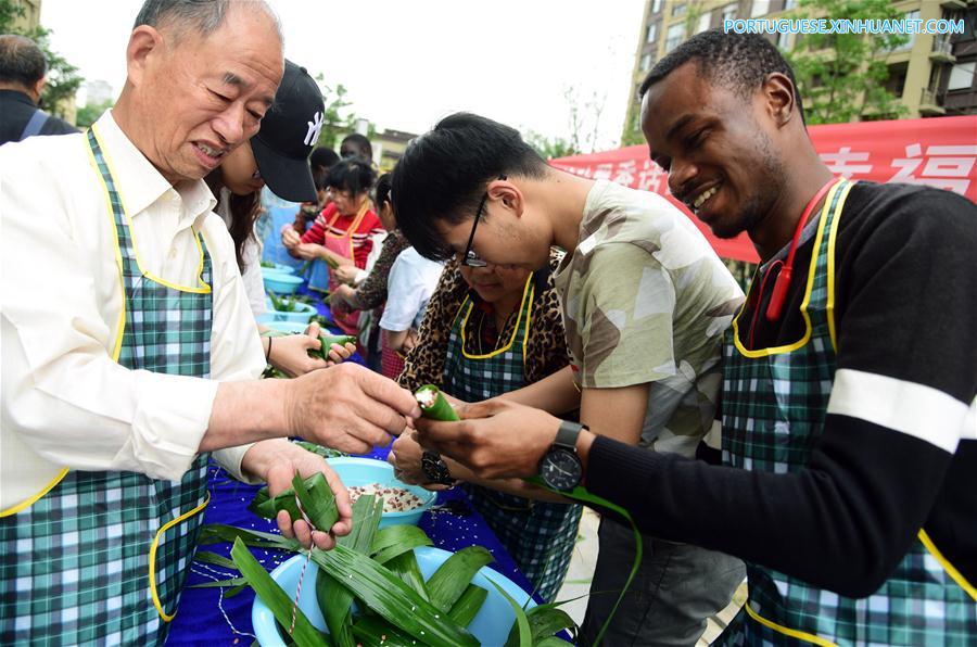 Pessoas preparam Zongzi com a chegada do próximo Festival do Barco-Dragão