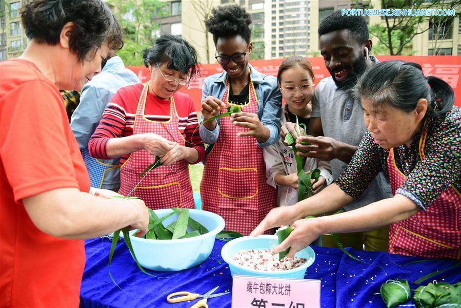 Pessoas preparam Zongzi com a chegada do próximo Festival do Barco-Dragão