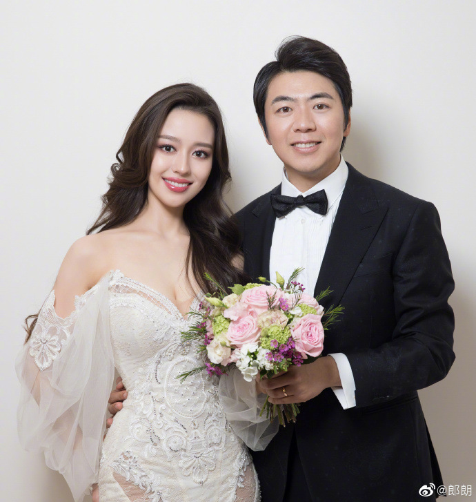 Pianista chinês Lang Lang divulga fotografias em trajes de casamento