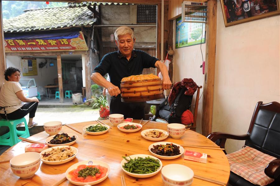 Longzha: prato regional popular em Chishui, província de Guizhou