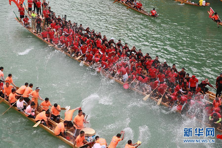 Galeria: Desfile de barco do dragão realizado em comemoração ao Festival do Barco-Dragão