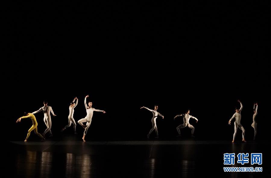 Espectáculo “Quinze Bailarinos e Tempo Incerto” da CNB apresentado em Beijing