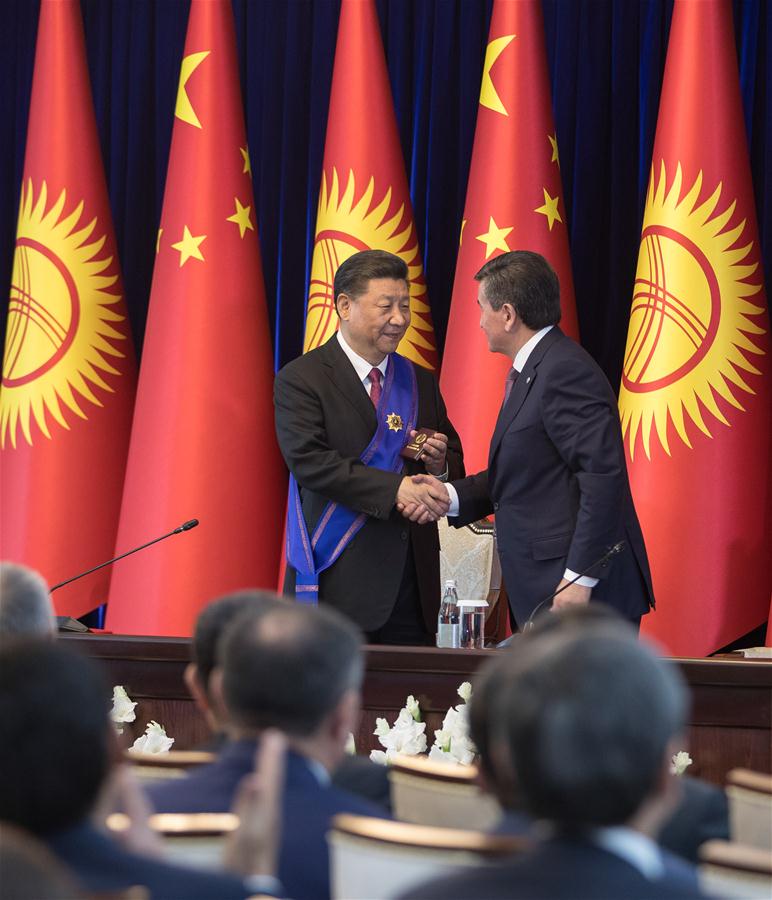 Presidente chinês é condecorado com a mais alta comenda do Quirguistão