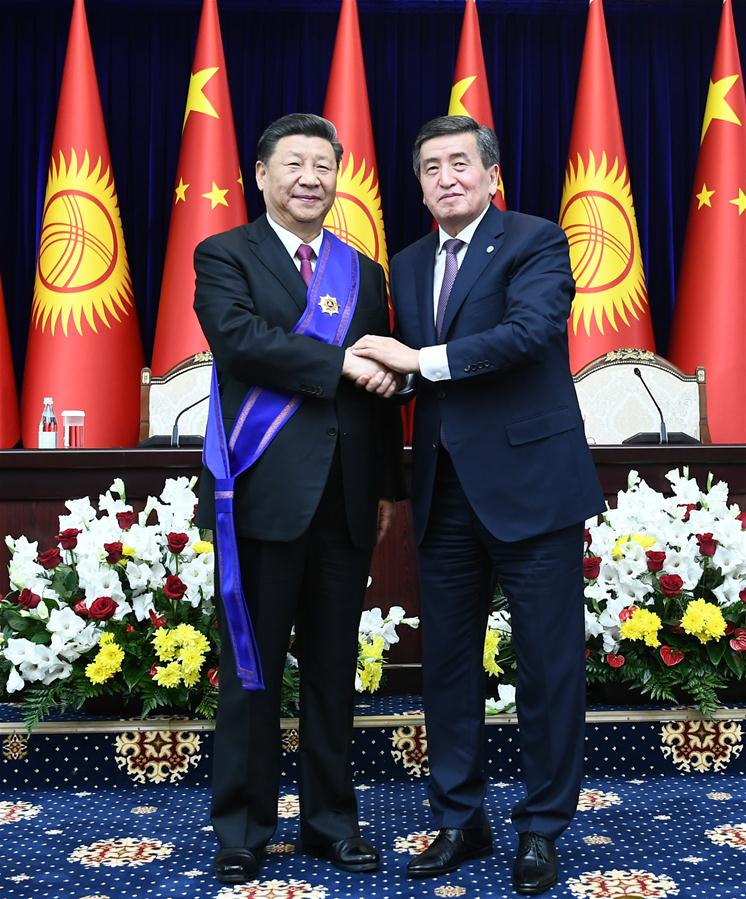 Presidente chinês é condecorado com a mais alta comenda do Quirguistão