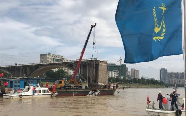 Dois veículos cairam no rio por causa de colapso da ponte em Guangdong