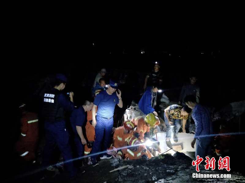 11 mortos e 122 feridos no terremoto de Sichuan