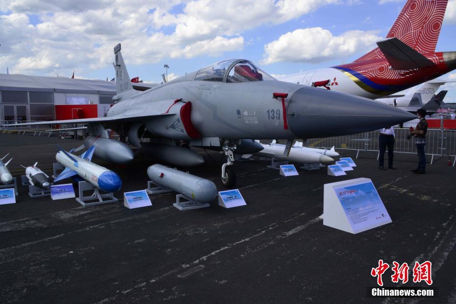 Galeria: O 53º Paris Air Show inaugurada com a participação de várias companhias aeronáiticas da China
