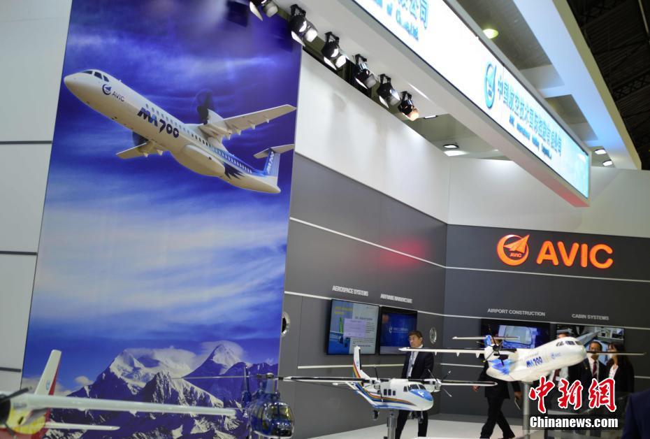 Galeria: O 53º Paris Air Show inaugurada com a participação de várias companhias aeronáiticas da China