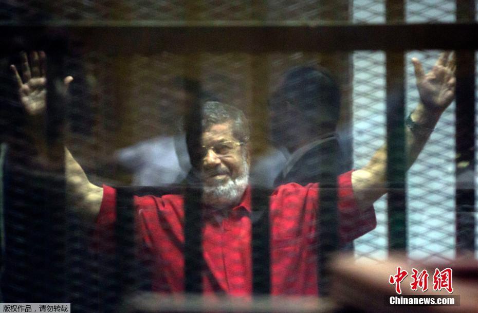 Presidente deposto do Egito morre em tribunal, segundo TV estatal