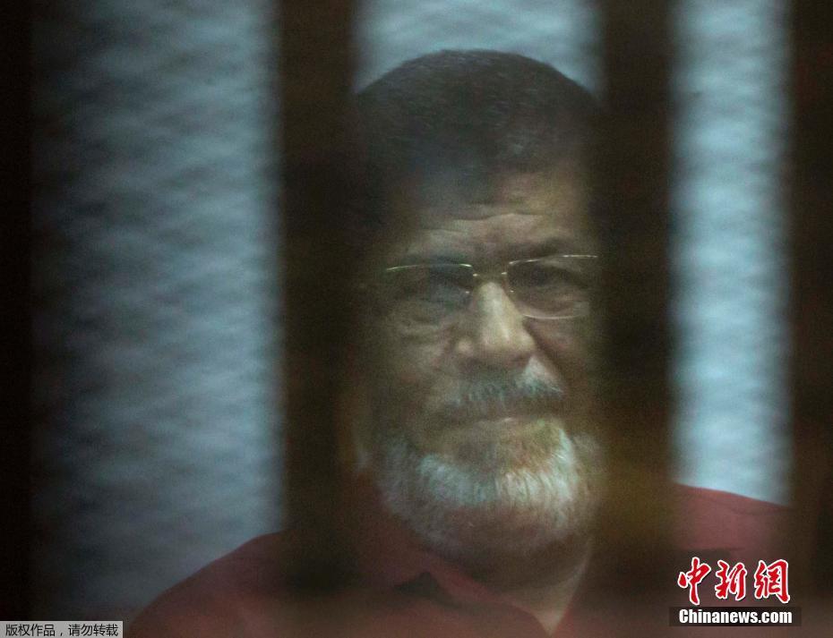 Presidente deposto do Egito morre em tribunal, segundo TV estatal