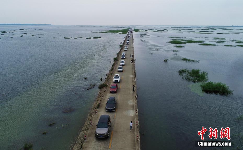 Insólito: Lago transborda e torna estrada em “via fluvial” na província de Jiangxi