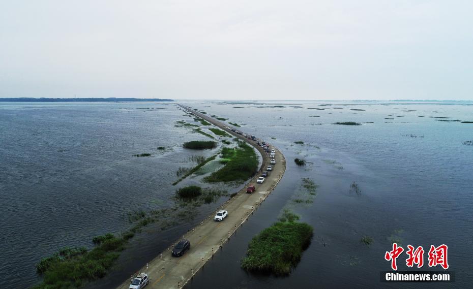 Insólito: Lago transborda e torna estrada em “via fluvial” na província de Jiangxi
