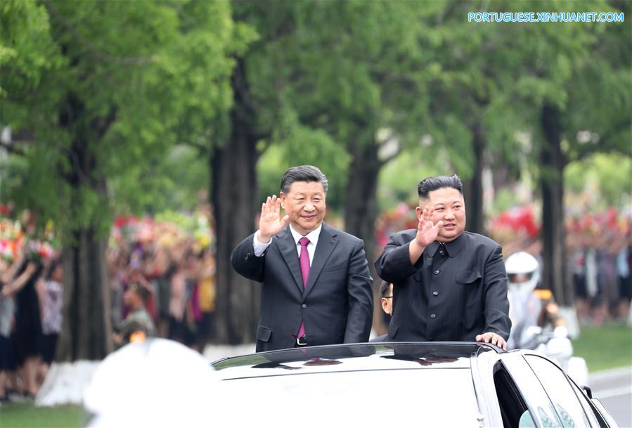 Xi chega à RPDC para visita de Estado com grande acolhimento