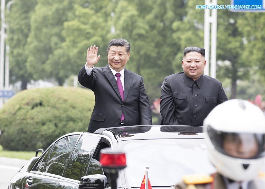 Xi chega à RPDC para visita de Estado com grande acolhimento