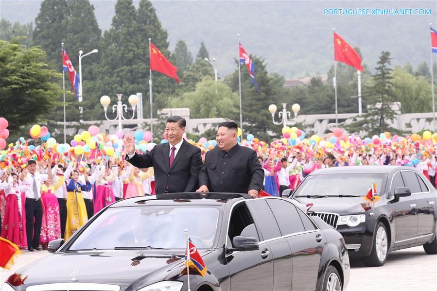 Xi chega à RPDC para visita de Estado com grande acolhimento