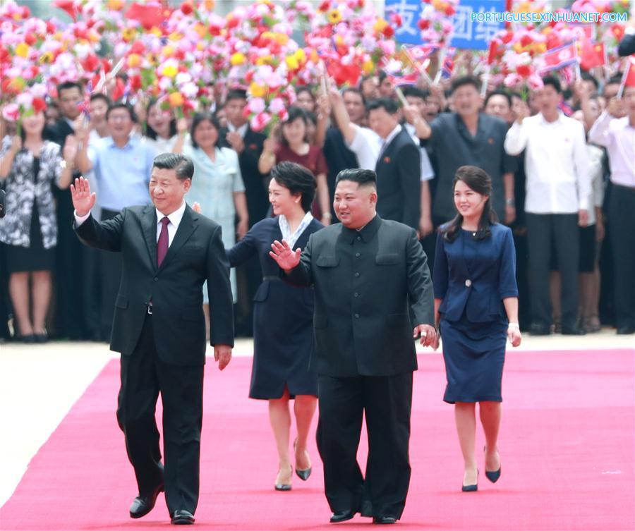 Xi chega à RPDC para visita de Estado com grande acolhimento