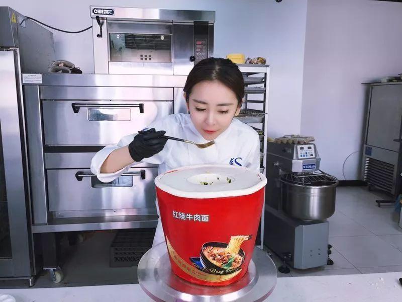 Aprendiz de pasteleira chinesa vira sensação online