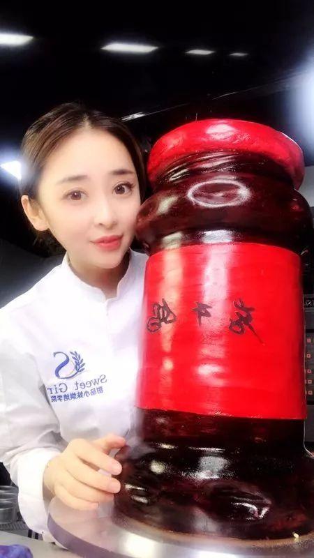 Aprendiz de pasteleira chinesa vira sensação online