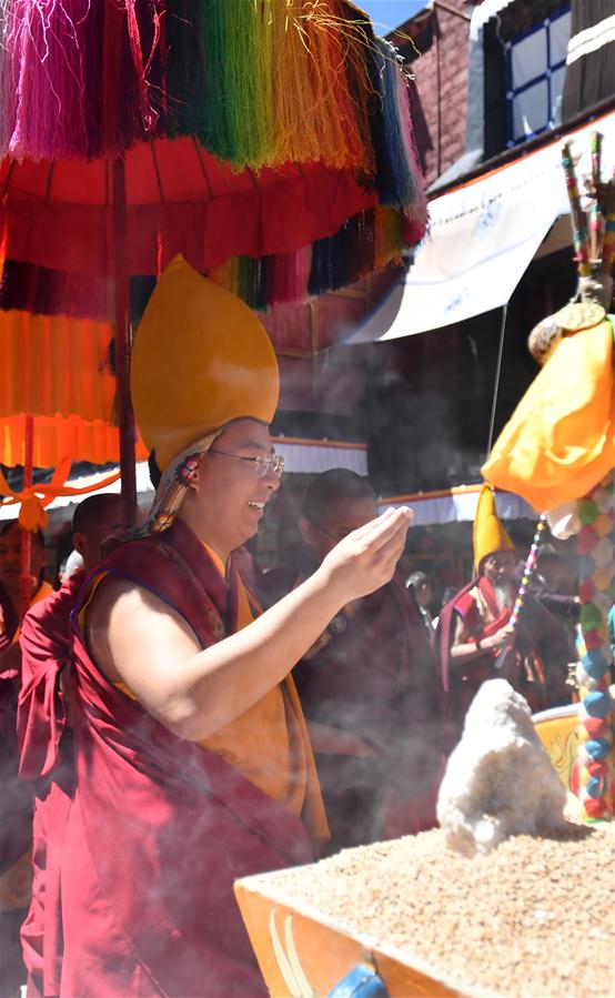 11º Panchen Lama participa de rituais budistas e atividades sociais em Xigaze
