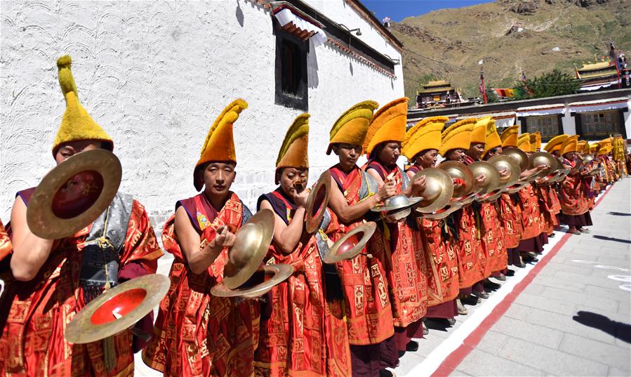 11º Panchen Lama participa de rituais budistas e atividades sociais em Xigaze