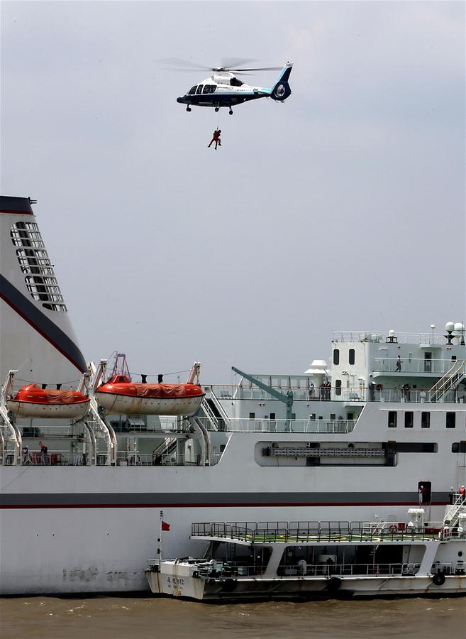 Exercício de resgate de emergência realizado perto do porto de Wusongkou em Shanghai