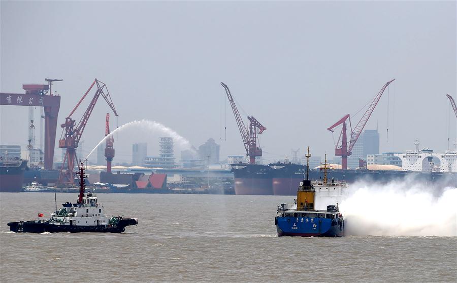 Exercício de resgate de emergência realizado perto do porto de Wusongkou em Shanghai
