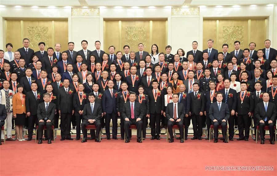 Xi Jinping se encontra com funcionários públicos exemplares