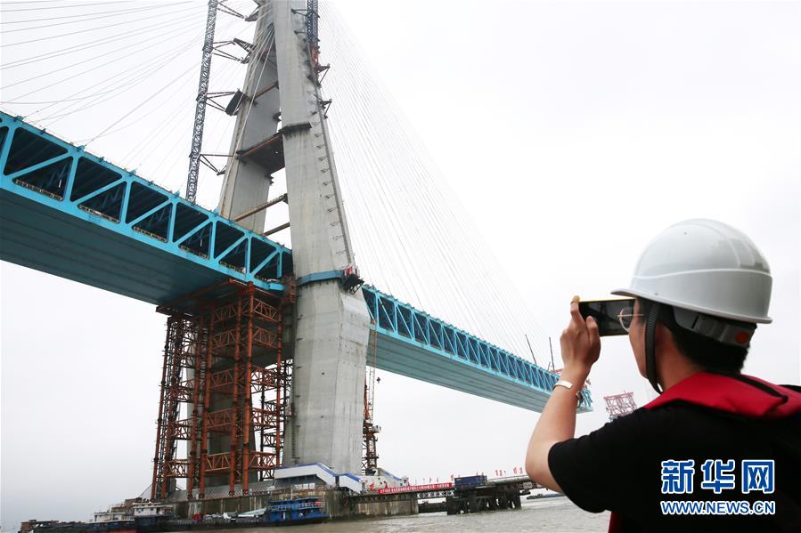 Galeria: Concluída estrutura da torre principal da ponte ferroviária Shanghai-Nantong