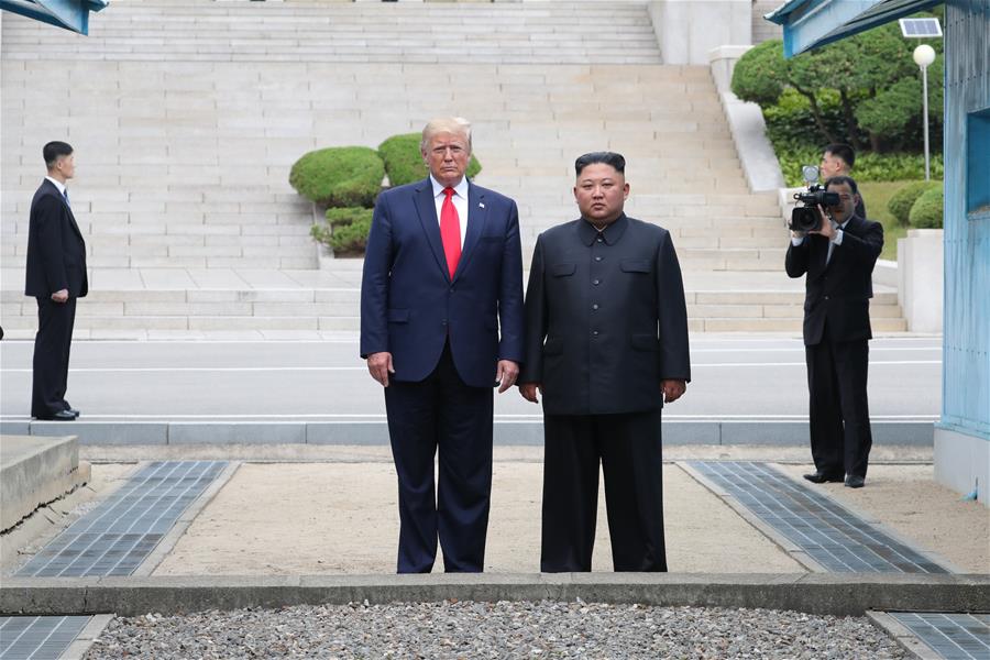 Trump e Kim Jong Un se reúnem e apertam as mãos em Panmunjom