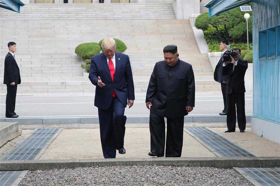 Trump e Kim Jong Un se reúnem e apertam as mãos em Panmunjom