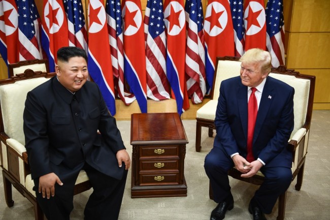 RPDC apelida de “histórico” o encontro entre Kim e Trump, diálogo deverá voltar aos trilhos