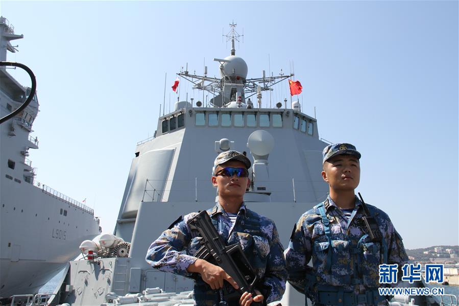 Navio de guerra da marinha chinesa visita Toulon, França