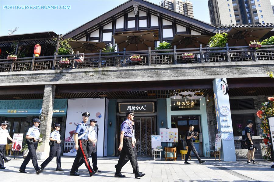 Policiais chineses e italianos realizam patrulha conjunta em Chongqing