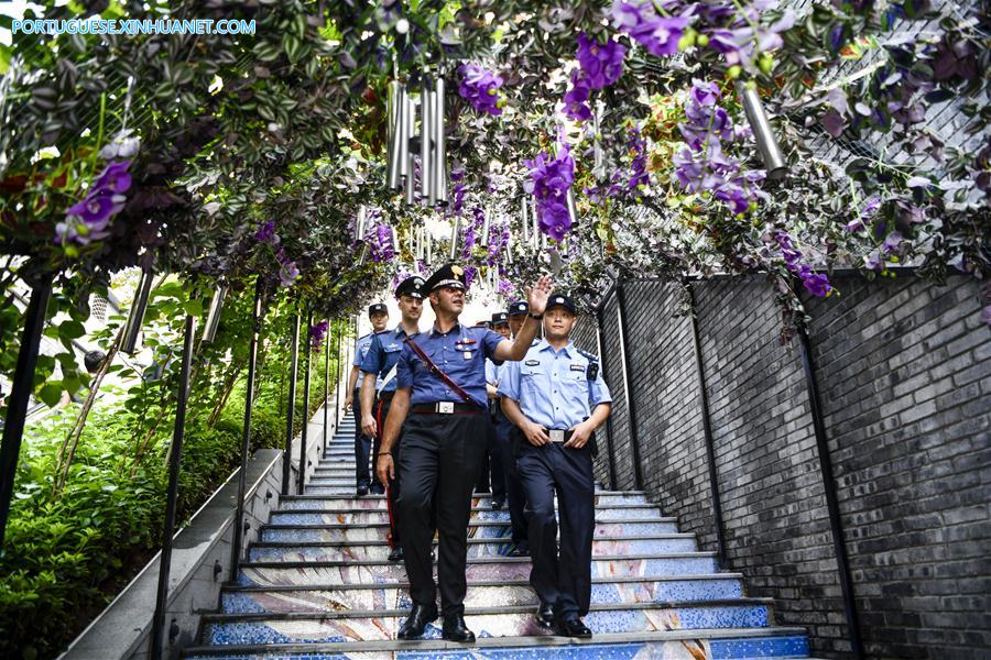 Policiais chineses e italianos realizam patrulha conjunta em Chongqing