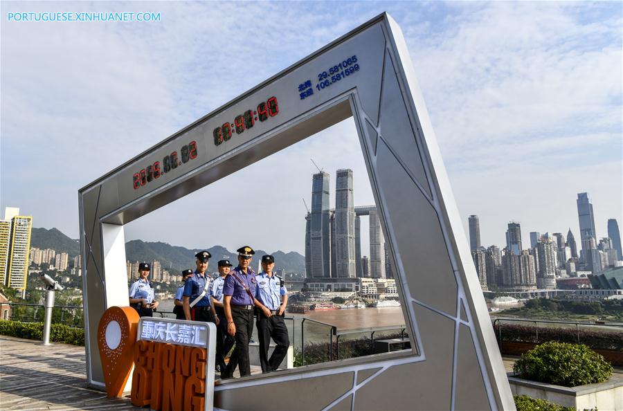 Policiais chineses e italianos realizam patrulha conjunta em Chongqing