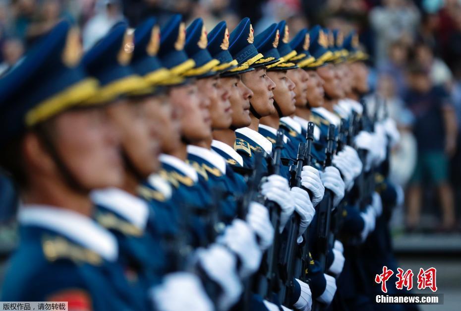 Militares chineses participam da parada do Dia da Independência da Bielorrússia