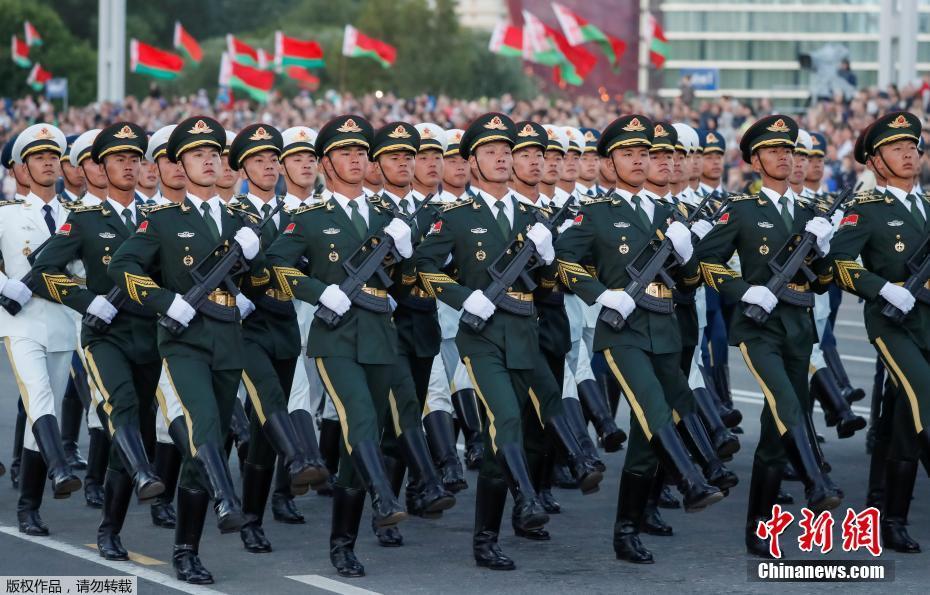 Militares chineses participam da parada do Dia da Independência da Bielorrússia