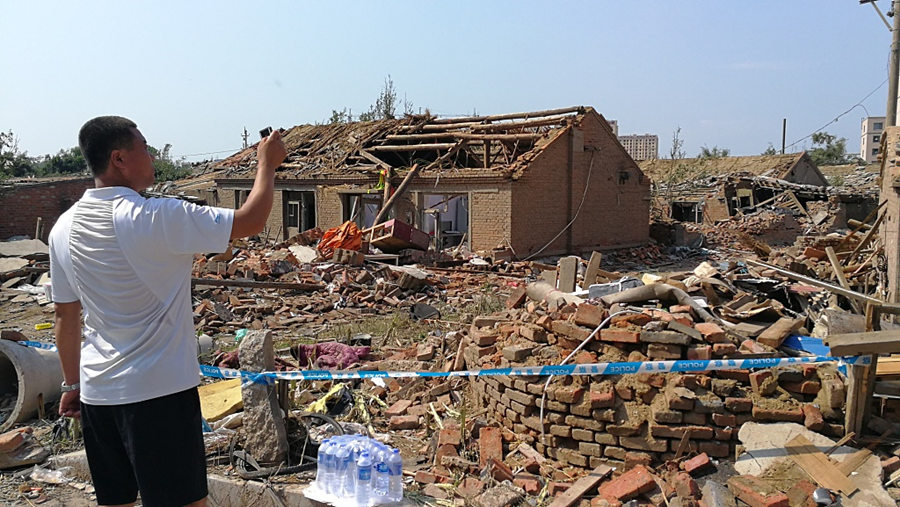 Trabalhos de resgate em andamento após tornado mortal na província de Liaoning