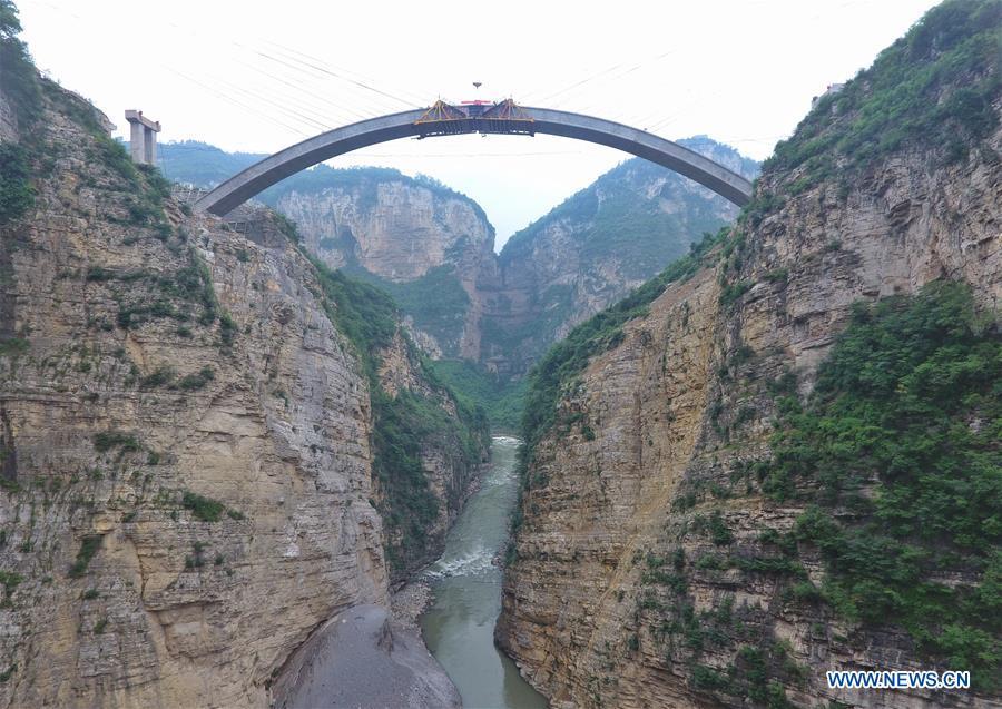 Arco principal de ponte transfronteiriça selado no Sudoeste da China