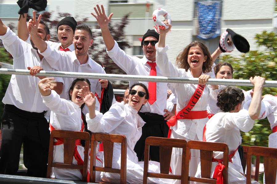 Portugueses comemoram Festival dos Tabuleiros