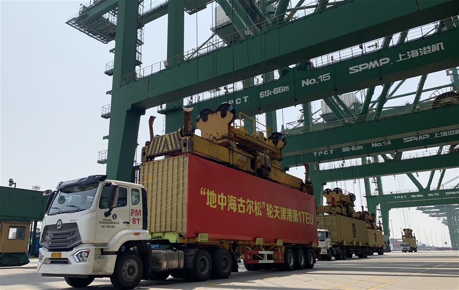 O maior navio de contêineres do mundo zarpa de Tianjin
