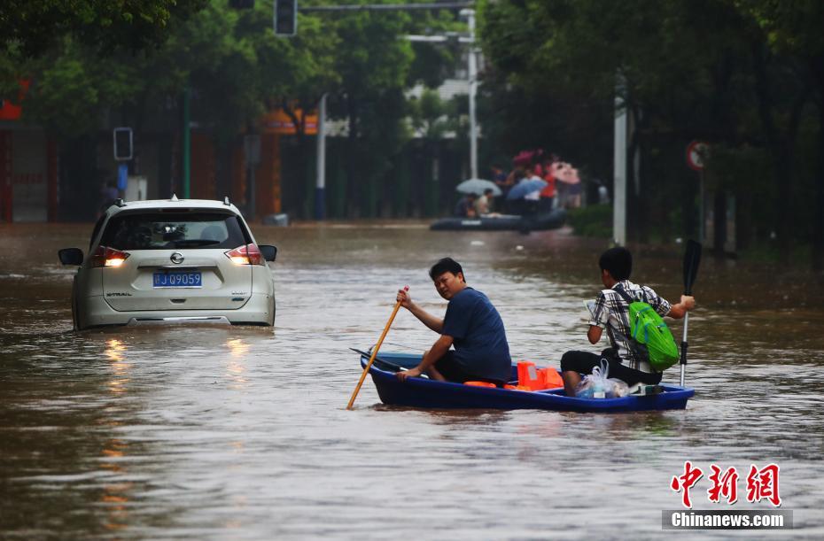 Chuva forte causa alagamento na província de Jiangxi 