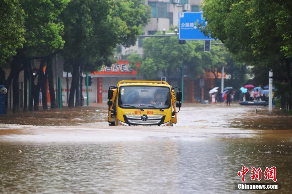 Chuva forte causa alagamento na província de Jiangxi 