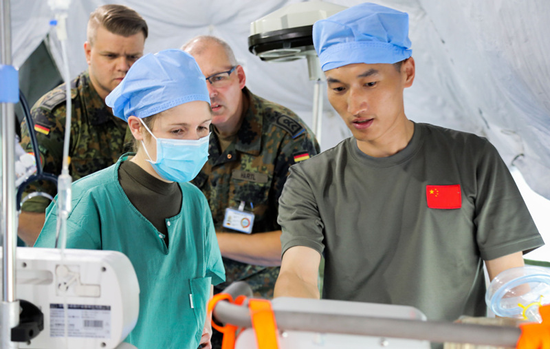 Forças armadas chinesas e alemãs realizam exercícios conjuntos de apoio médico